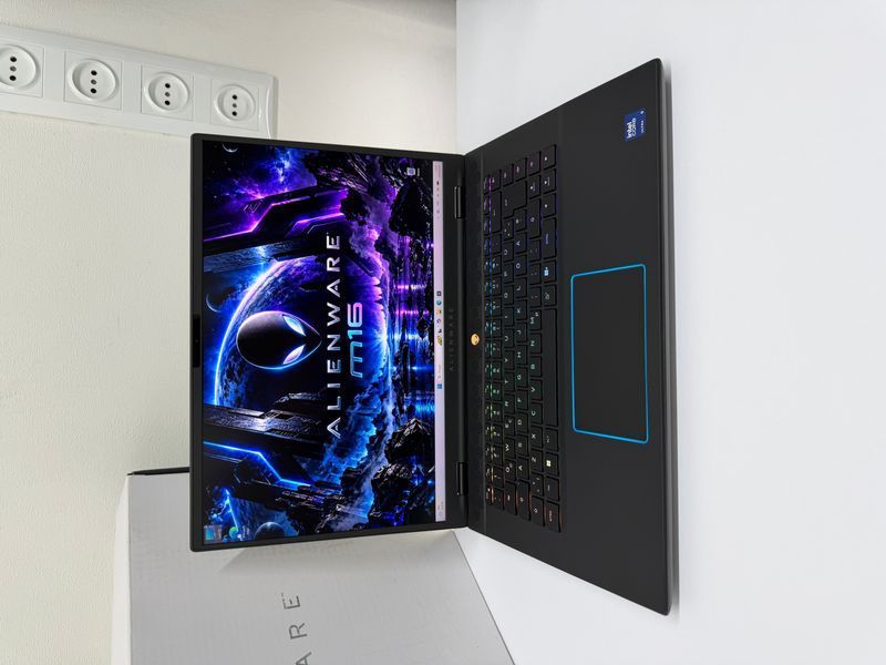 Dell Alienware m16 R2  Dell Alienware m16 R2 фото