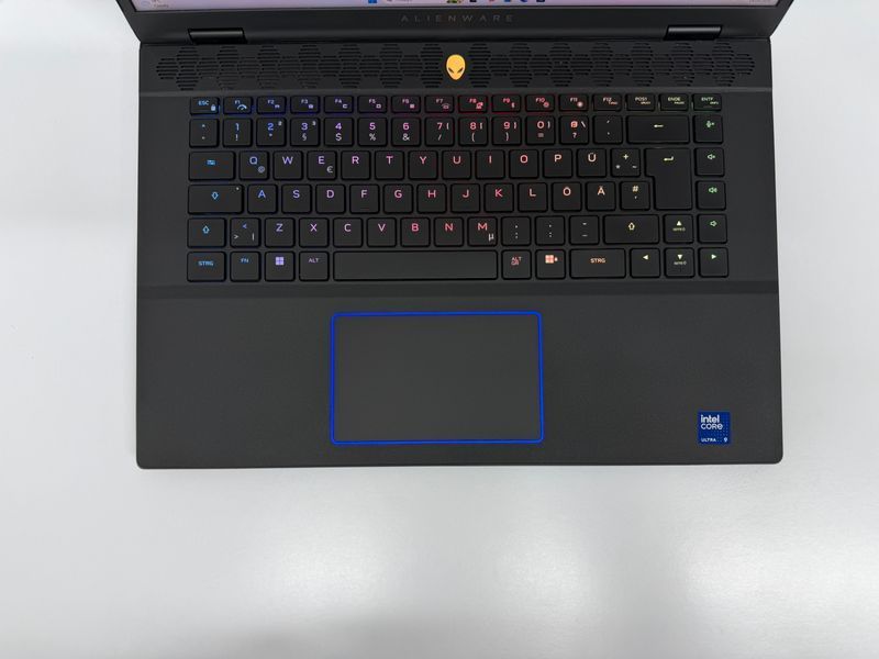 Dell Alienware m16 R2  Dell Alienware m16 R2 фото